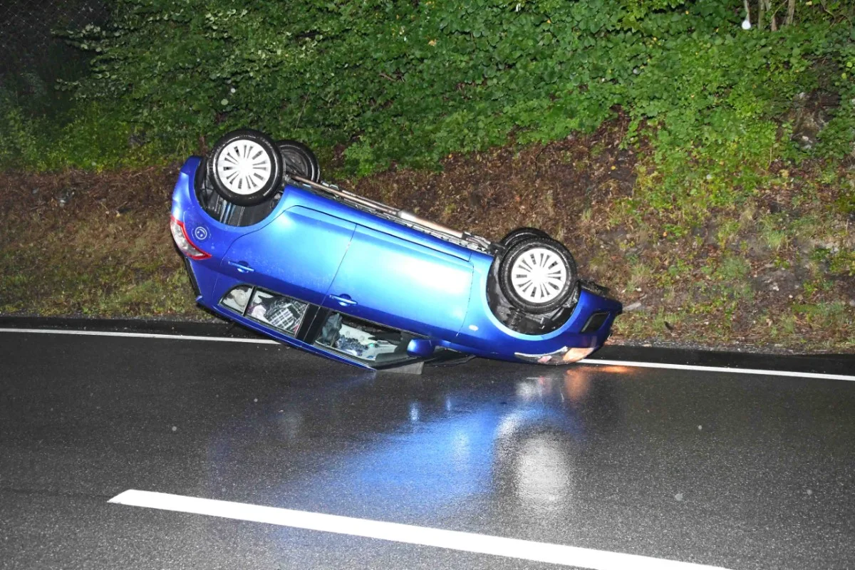 Spektakulärer Selbstunfall in Chur GR - Auto landet nach Selbstunfall auf Dach
