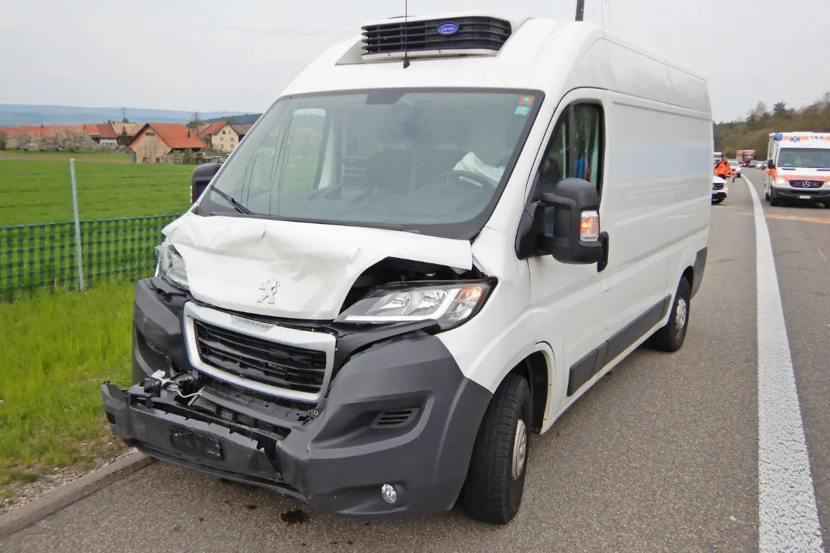 Wiesendangen ZH - Autofahrer bei Auffahrunfall verletzt