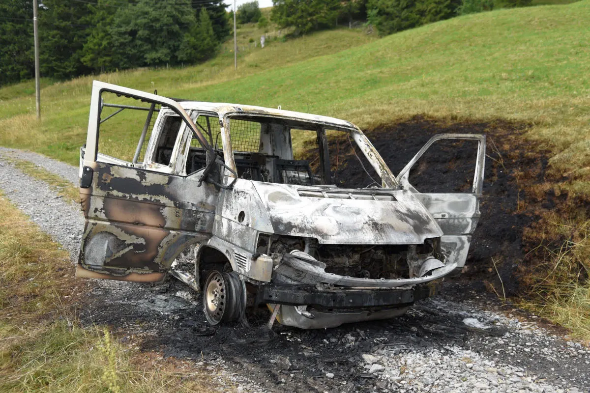 Sattel SZ – Lieferwagen während der Fahrt in Brand geraten