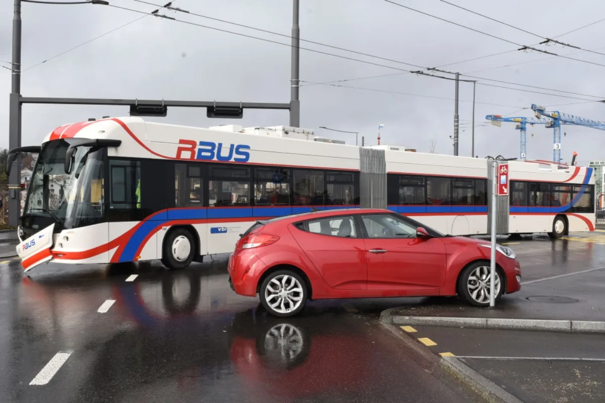 Luzern – PW kracht in Linienbus