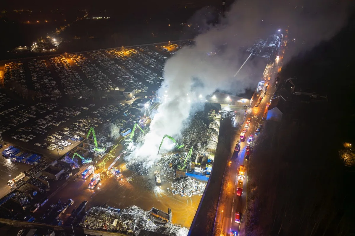 Essen – Rund 100 Einsatzkräfte bekämpfen Brand auf Schrottplatz