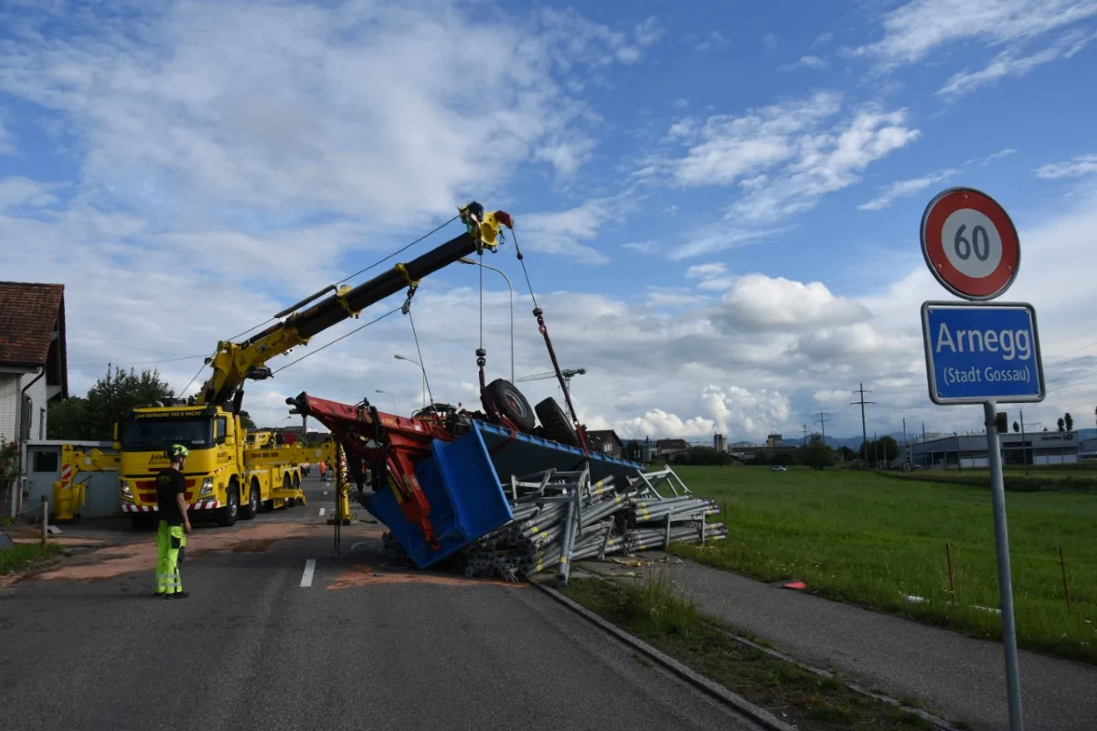 Arnegg SG - Spektakulärer Selbstunfall eines Traktors mit Anhänger