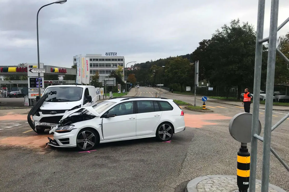 Winterthur ZH - Lieferwagen mit Auto kollidiert