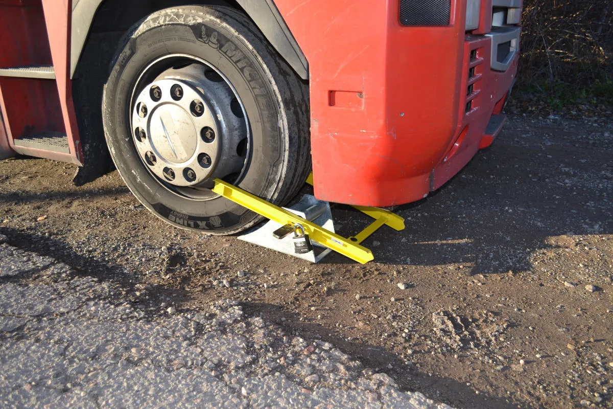 Bad Klosterlausnitz – Lkw nach Kontrolle die Parkkralle verpasst