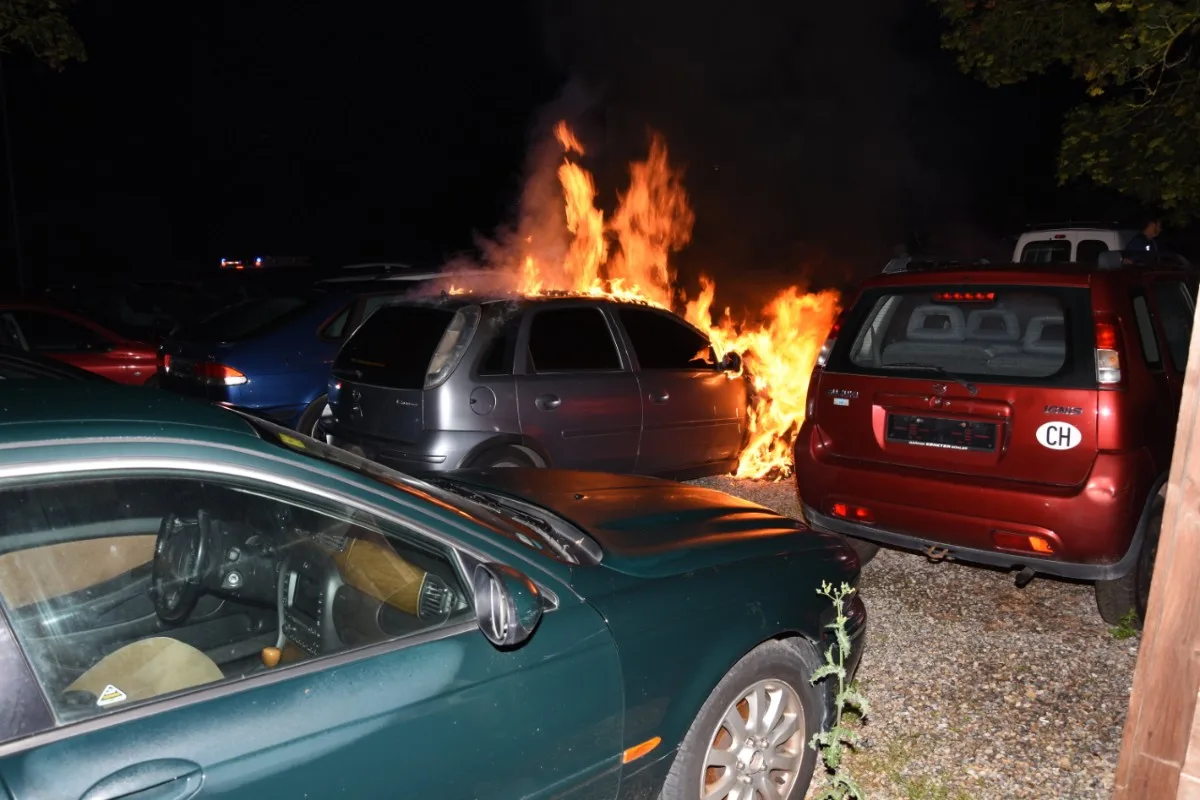 Niederuzwil SG - Auf einem Auto Ausstellplatz brannte ein Auto - War es Brandstiftung?