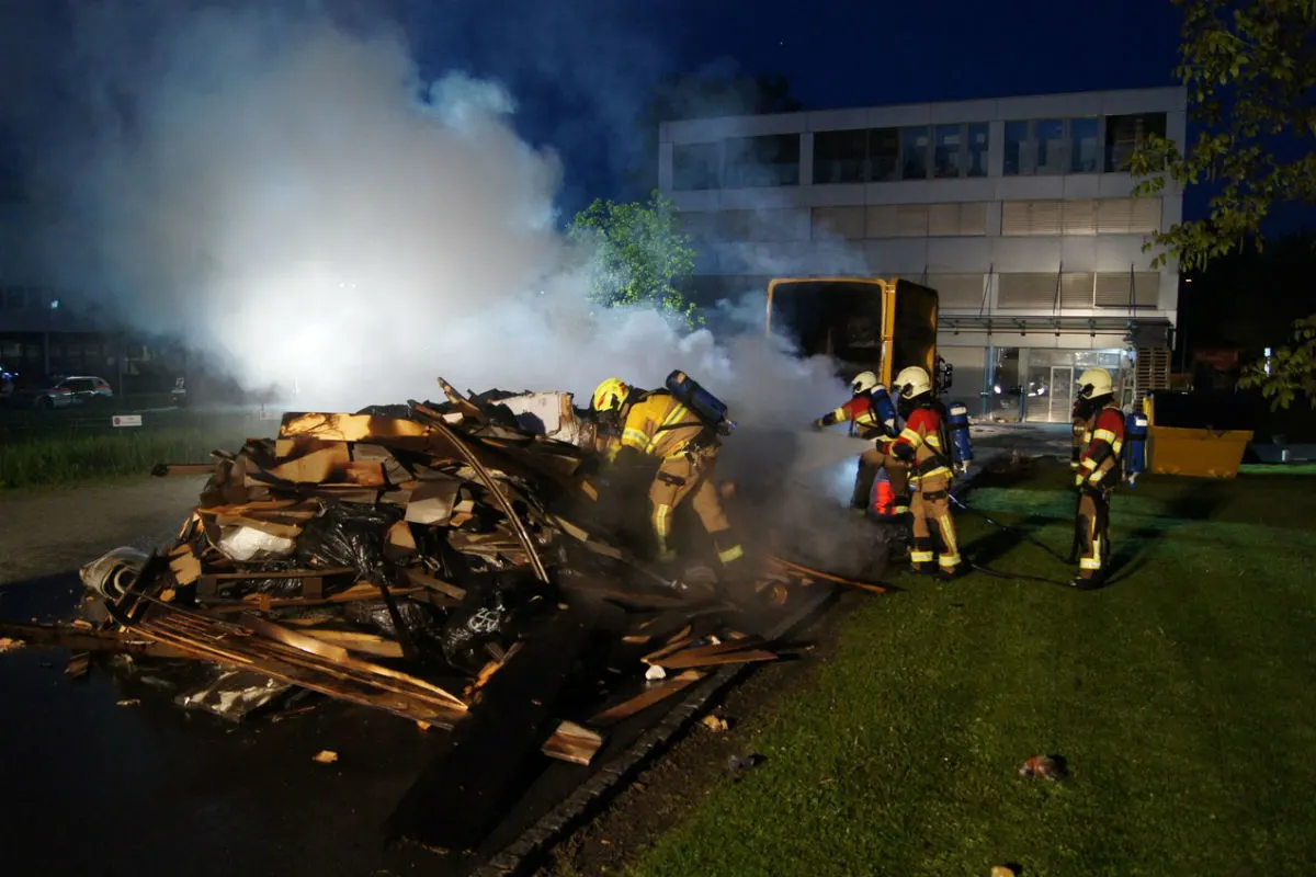 Zug ZG - Brand einer Pressmulde