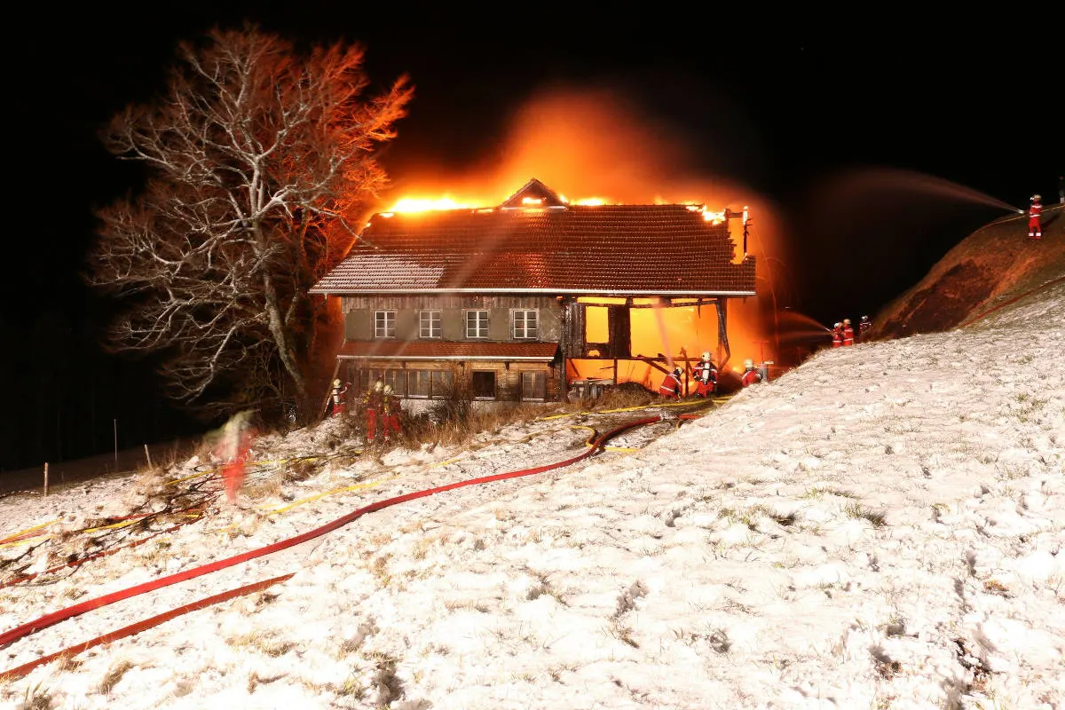 Bauma ZH - Brand eines leerstehenden Hauses fordert grossen Sachschaden