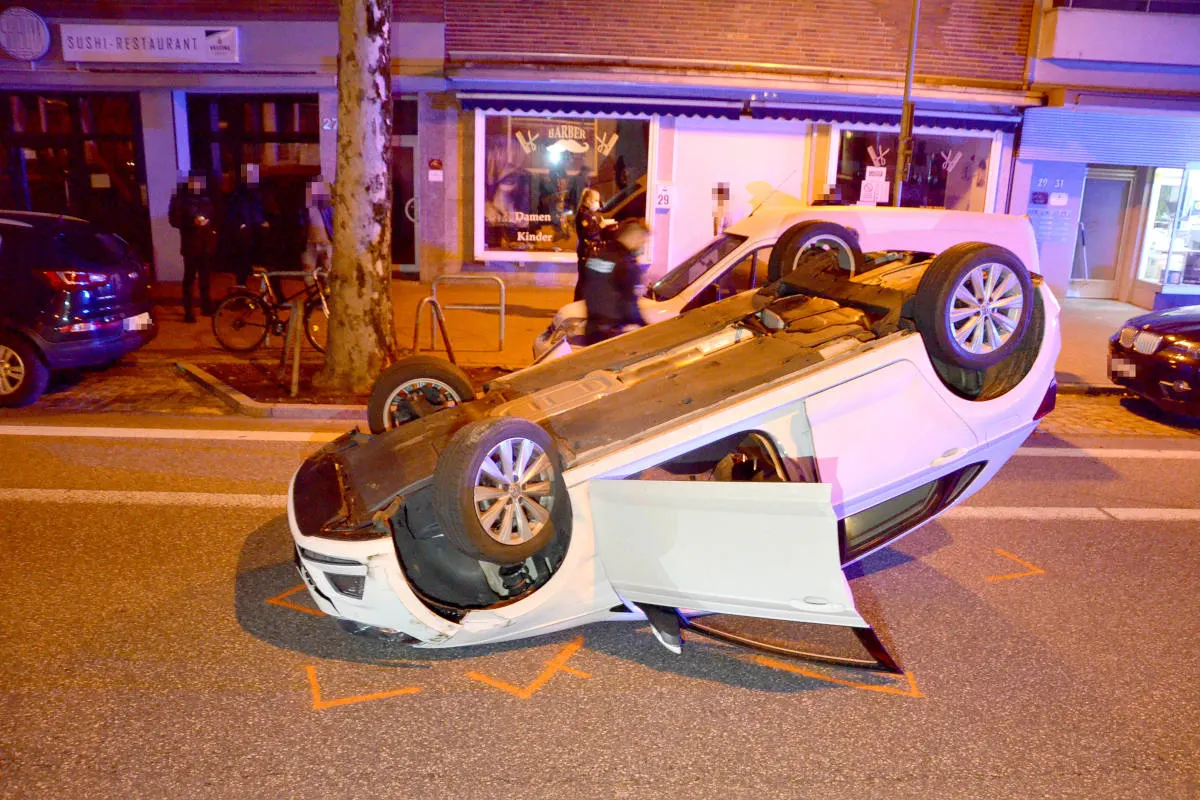 Bremerhaven – Auto landet auf dem Dach