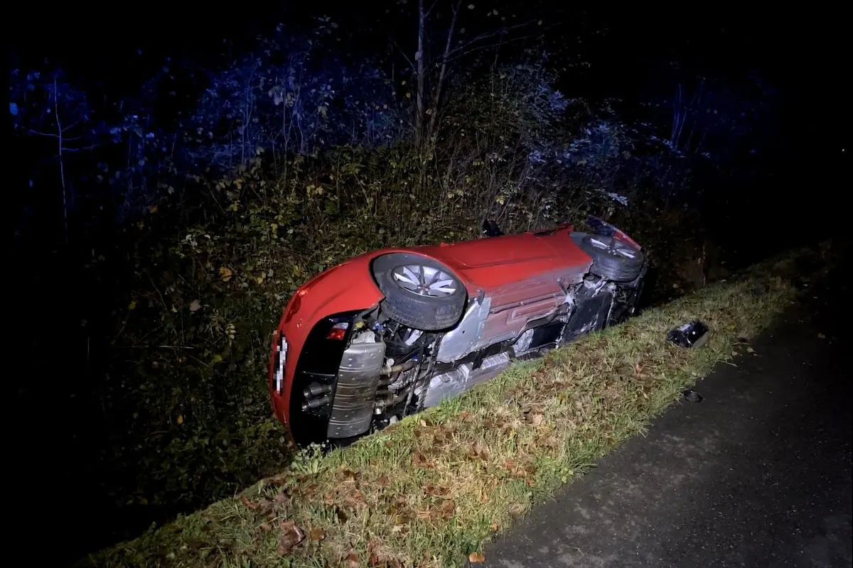 Unfall in Gelterkinden BL –  Auto landet im Bach