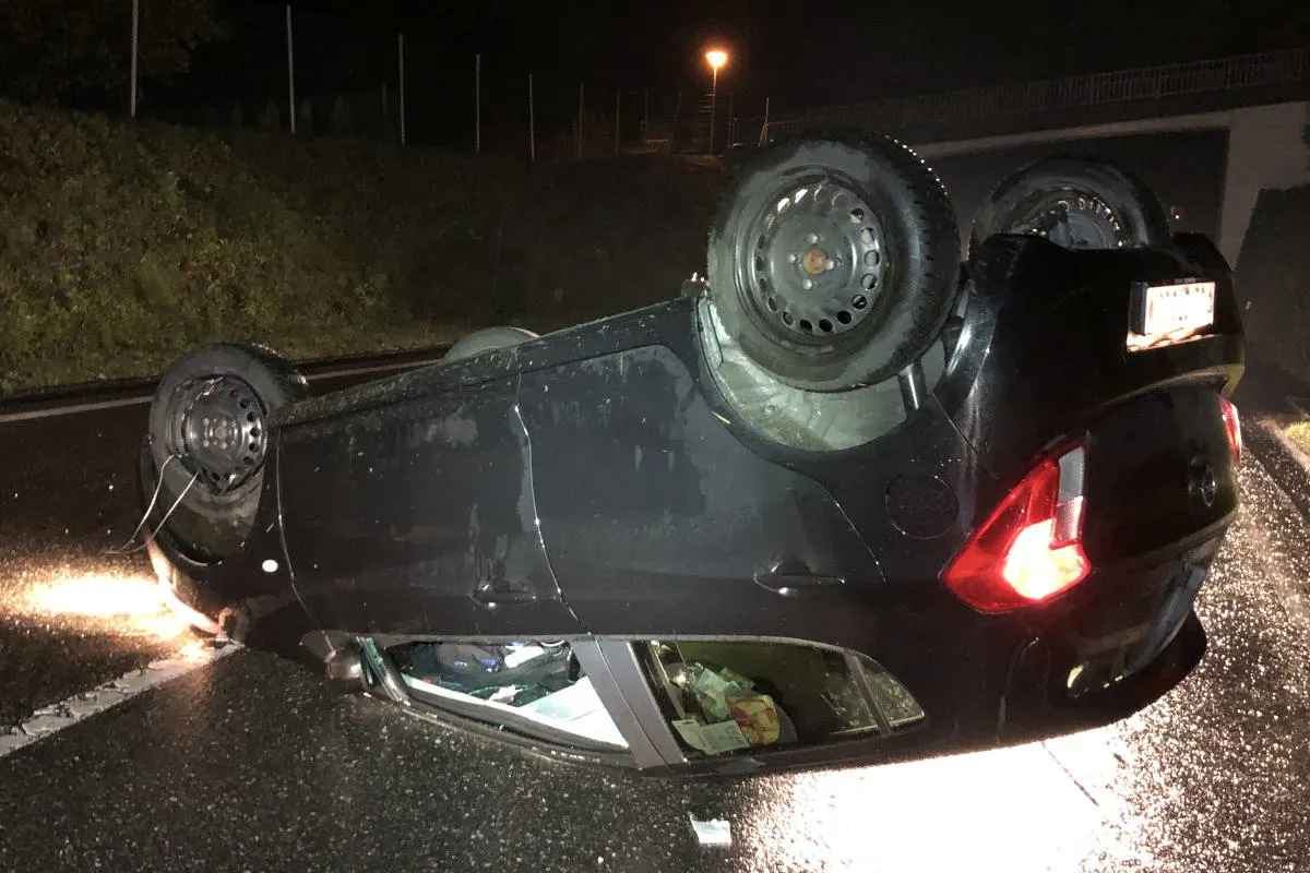 Rüti GL - Auto überschlägt sich bei Unfall auf Umfahrungsstrasse