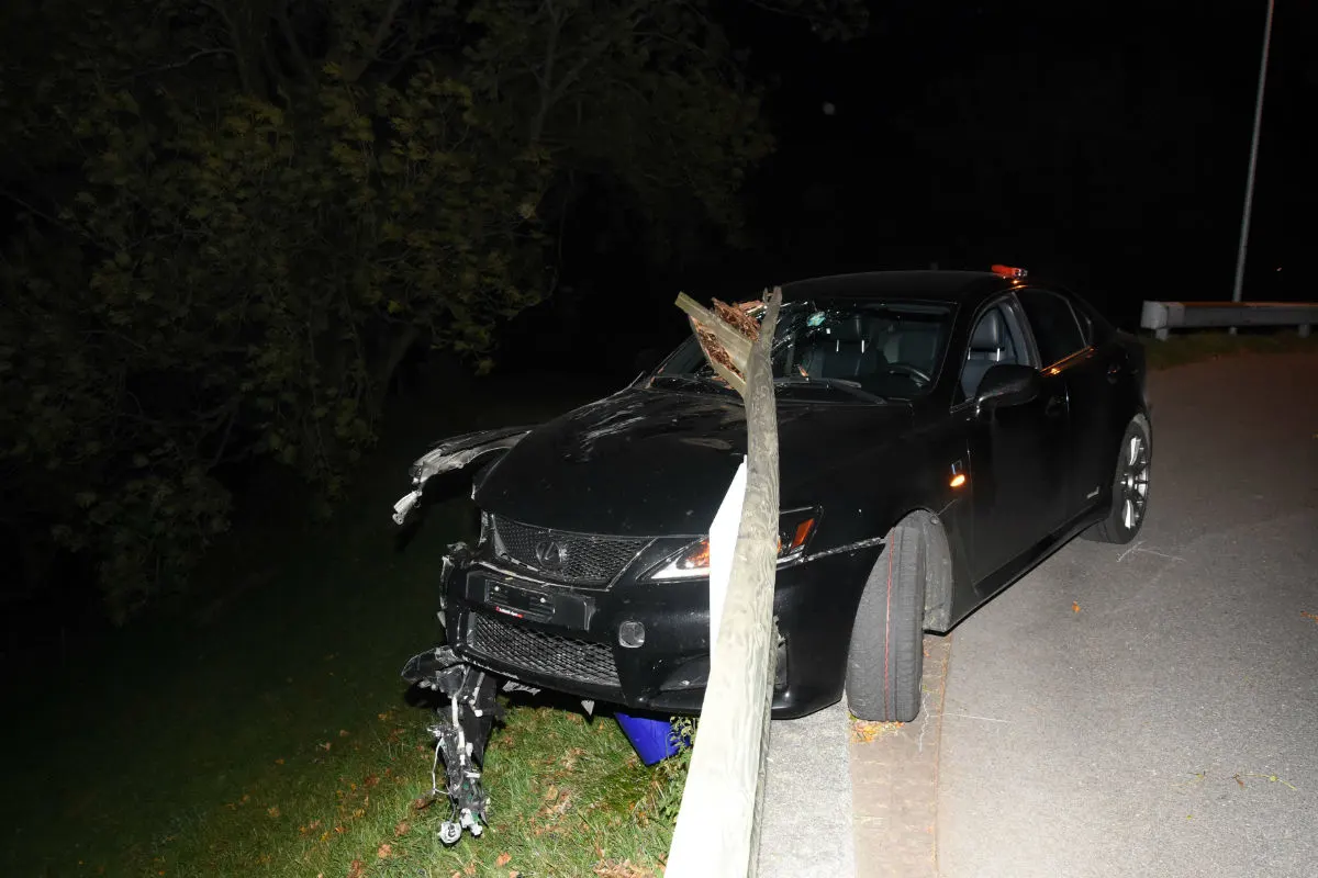 Unfall Oberschan SG - Mann lässt Auto an der Unfallstelle stehen und geht nach Hause!
