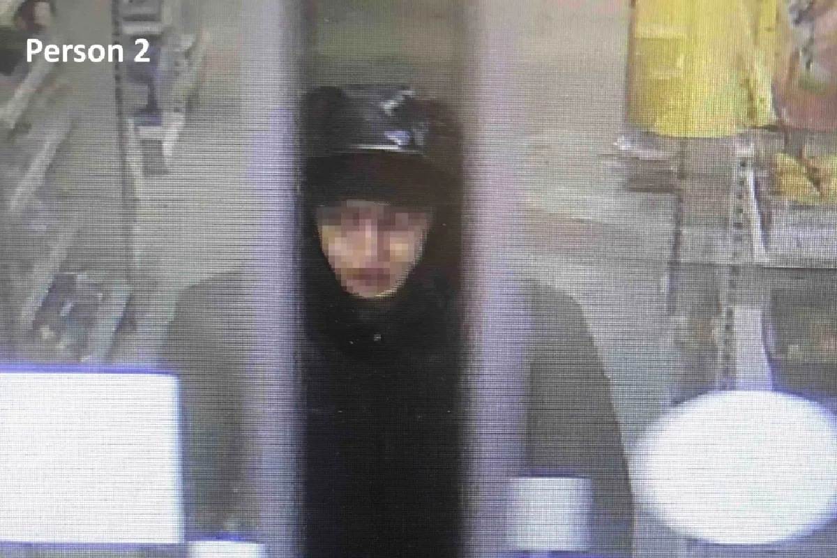 Buchs - Öffentlichkeitsfahndung nach Gelddiebstahl aus Tankstelle – Veröffentlichung von verpixelten Bildern