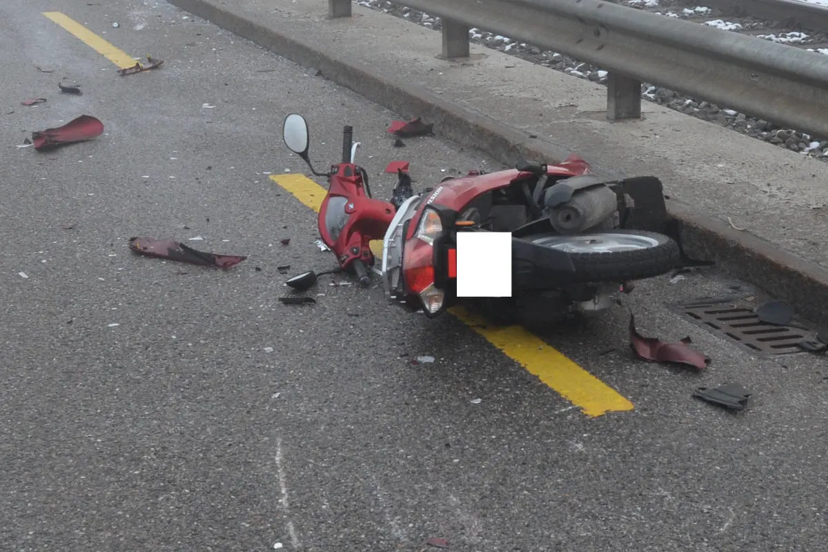 Teufen AR - Motorrad prallt gegen Lieferwagen