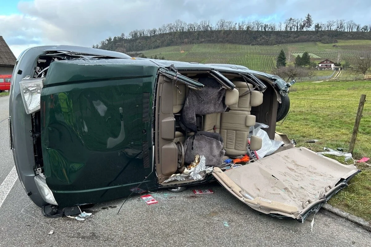 Osterfingen SH - Auto überschlägt sich bei Unfall mehrfach 
