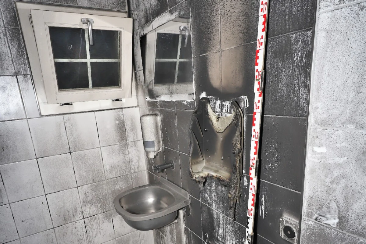 Zeugenaufruf aus Glarus - Brand in Toilettengebäude