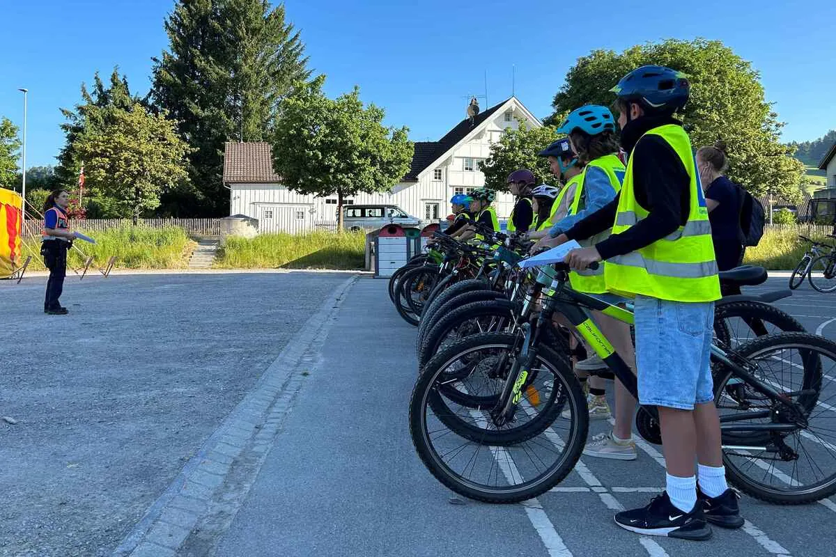 Radfahrerprüfung der Sechstklässler in Teufen AR 