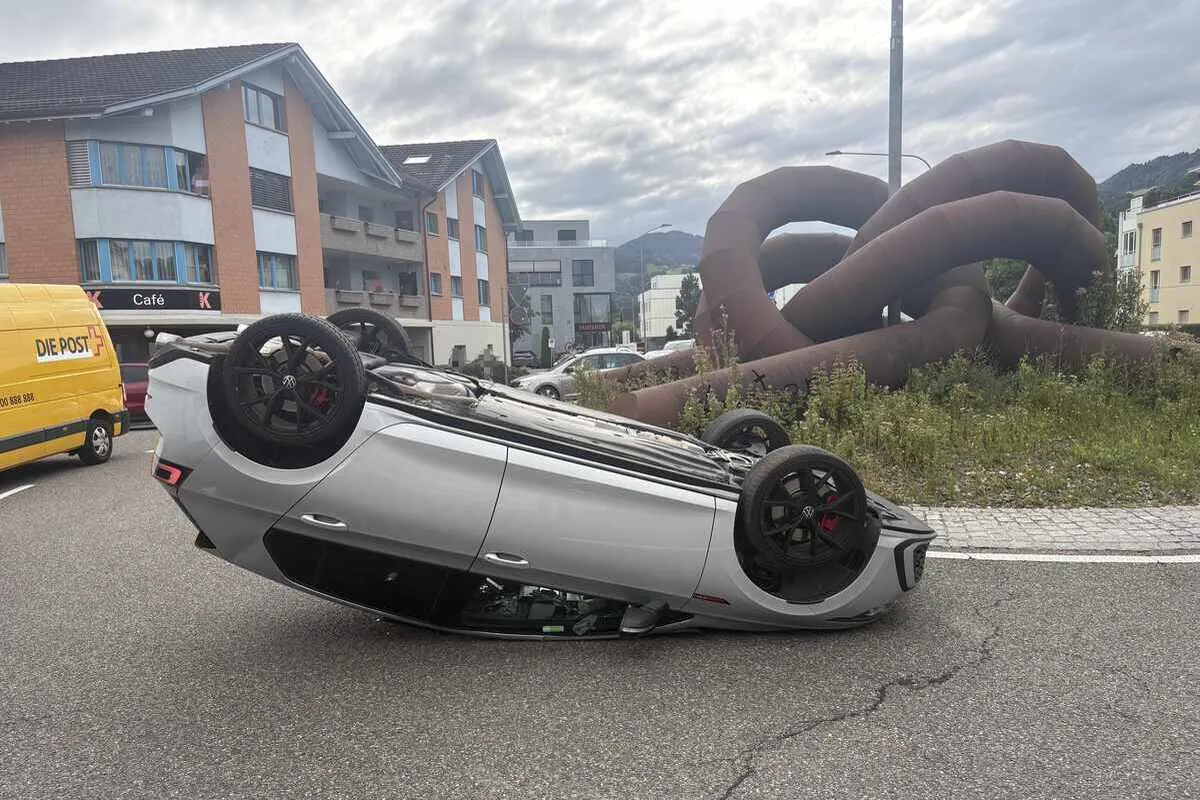 Au SG – Auto landet nach Unfall auf dem Dach
