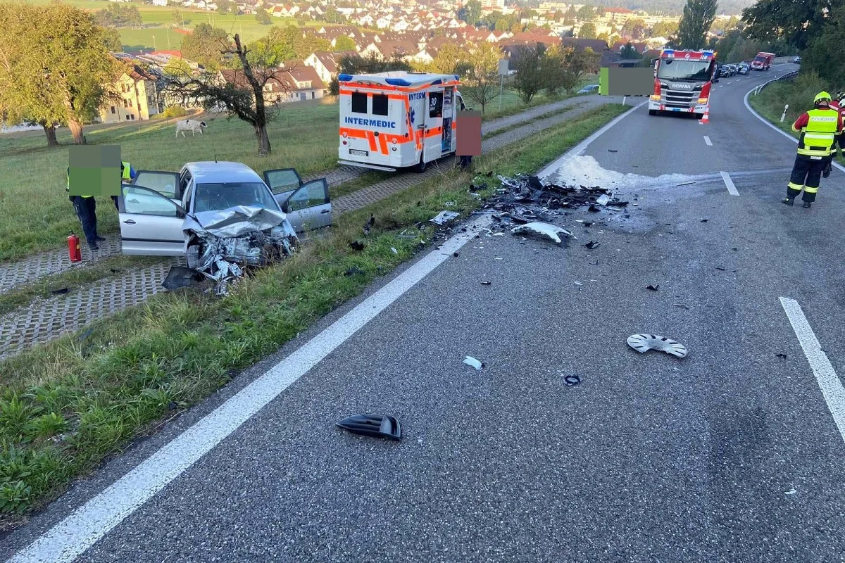 Tragischer Unfall in Zufikon AG -  Unfallverursacherin verletzt sich schwer - Auto gerät auf die Gegenfarhbahn