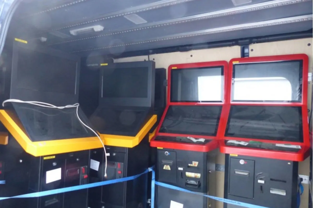 Illegales Glücksspiel in Marburg-Biedenkopf – Kripo beschlagnahmt 13 Geräte und über 11.000 EUR
