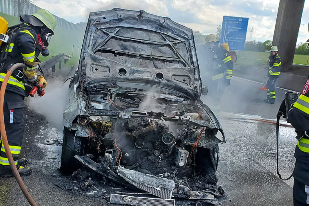 BMW brennt auf A99 in München - Totalschaden für Fahrzeug