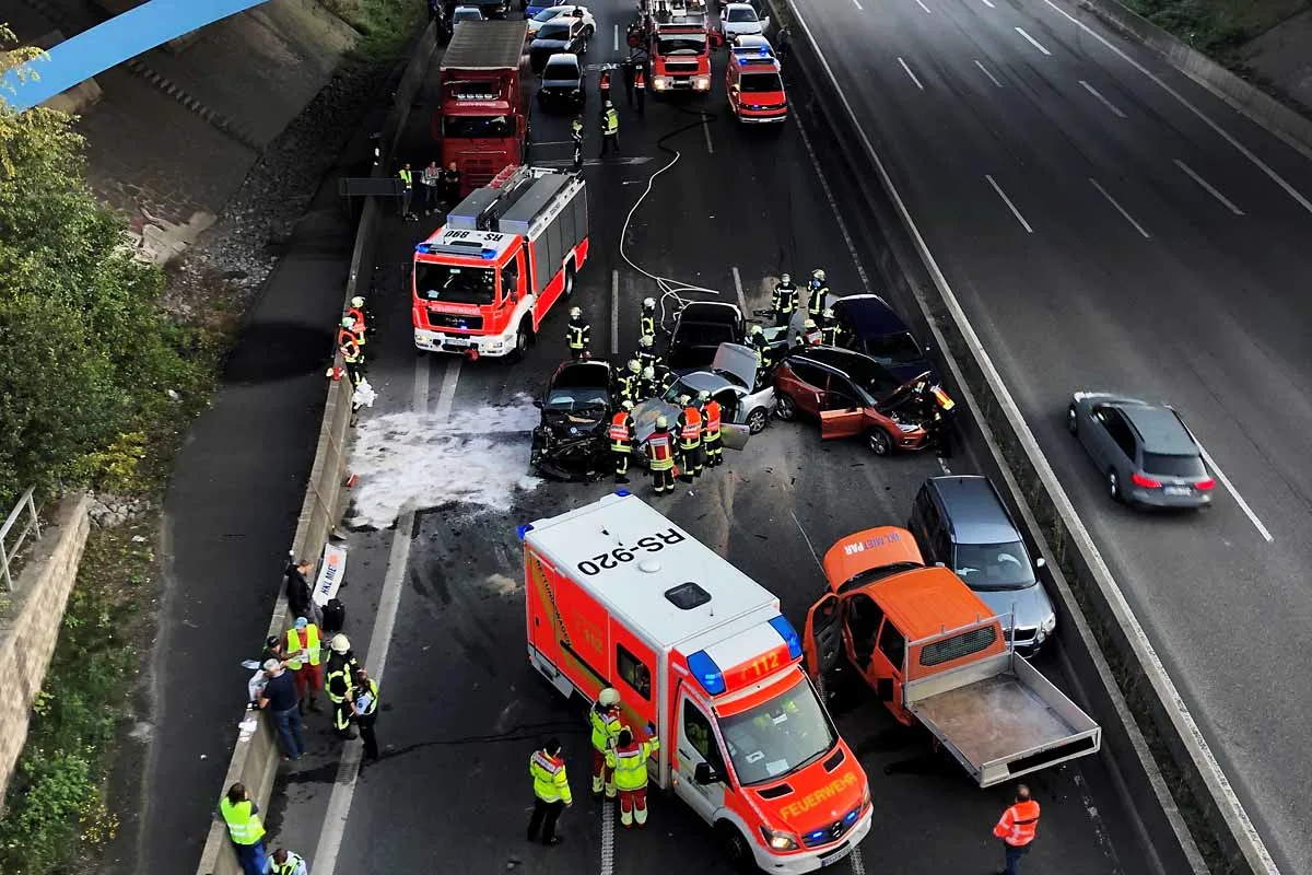 Remscheid - Verkehrsunfall mit sieben beteiligten Fahrzeugen