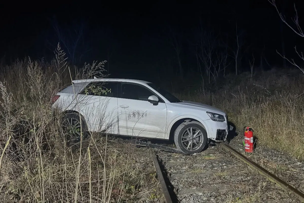 Unfall in Strasshof NÖ – Pkw rutscht über Böschung auf Bahngleis