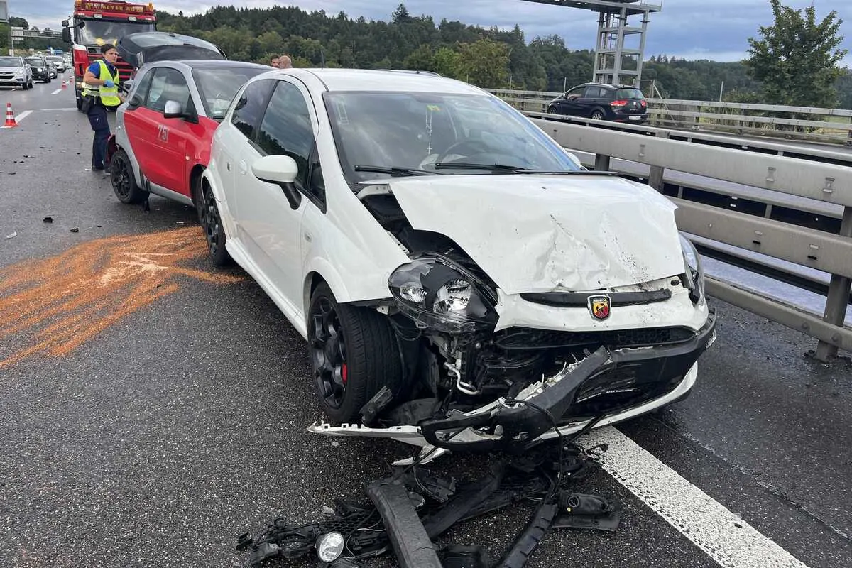 Mülligen/A1 AG - Zeugen nach Unfall zwischen mindestens vier Fahrzeugen gesucht 