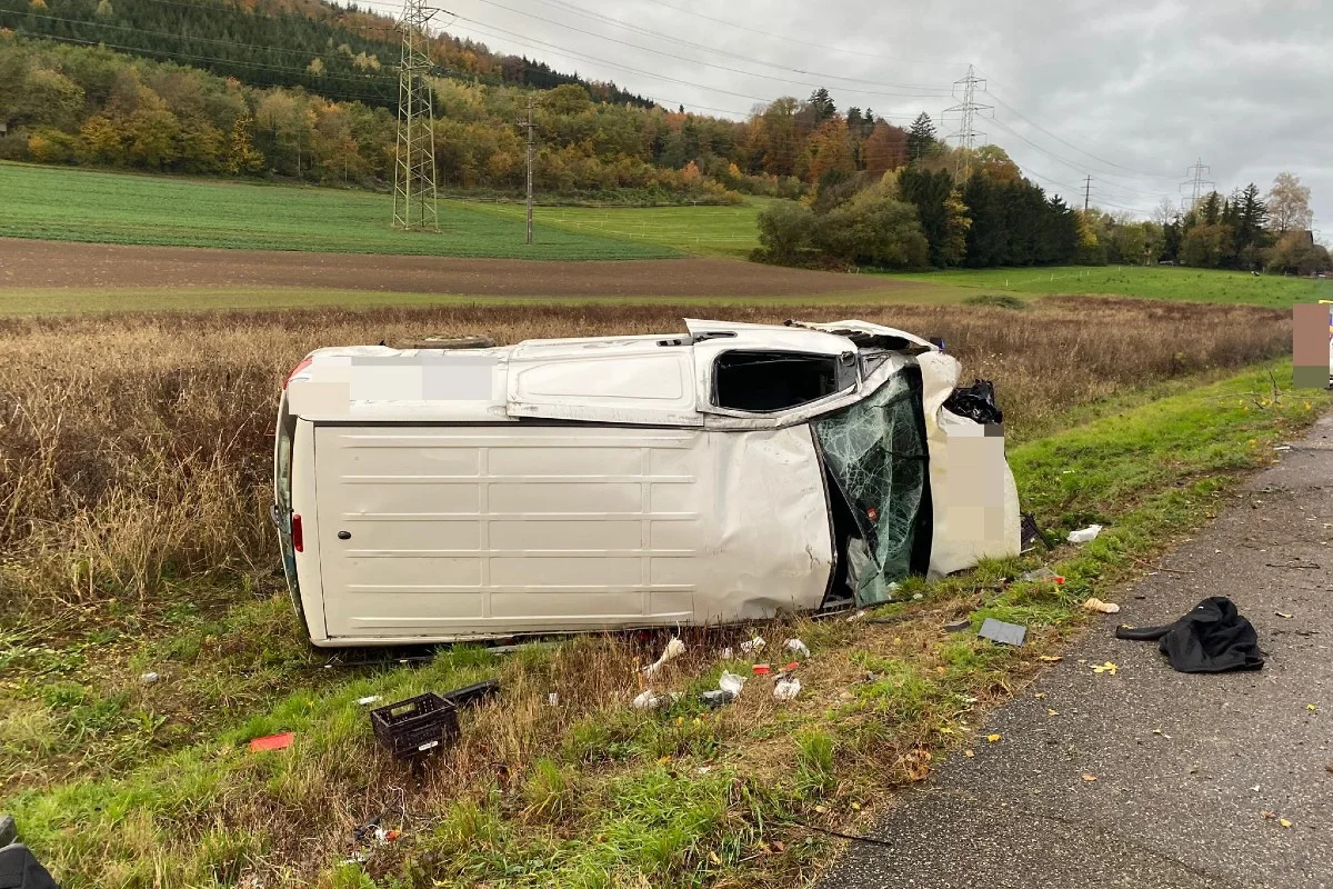 Spektakulärer Selbstunfall in Zeiningen AG -  24-Jähriger nickt während der Fahrt auf der Autobahn ein