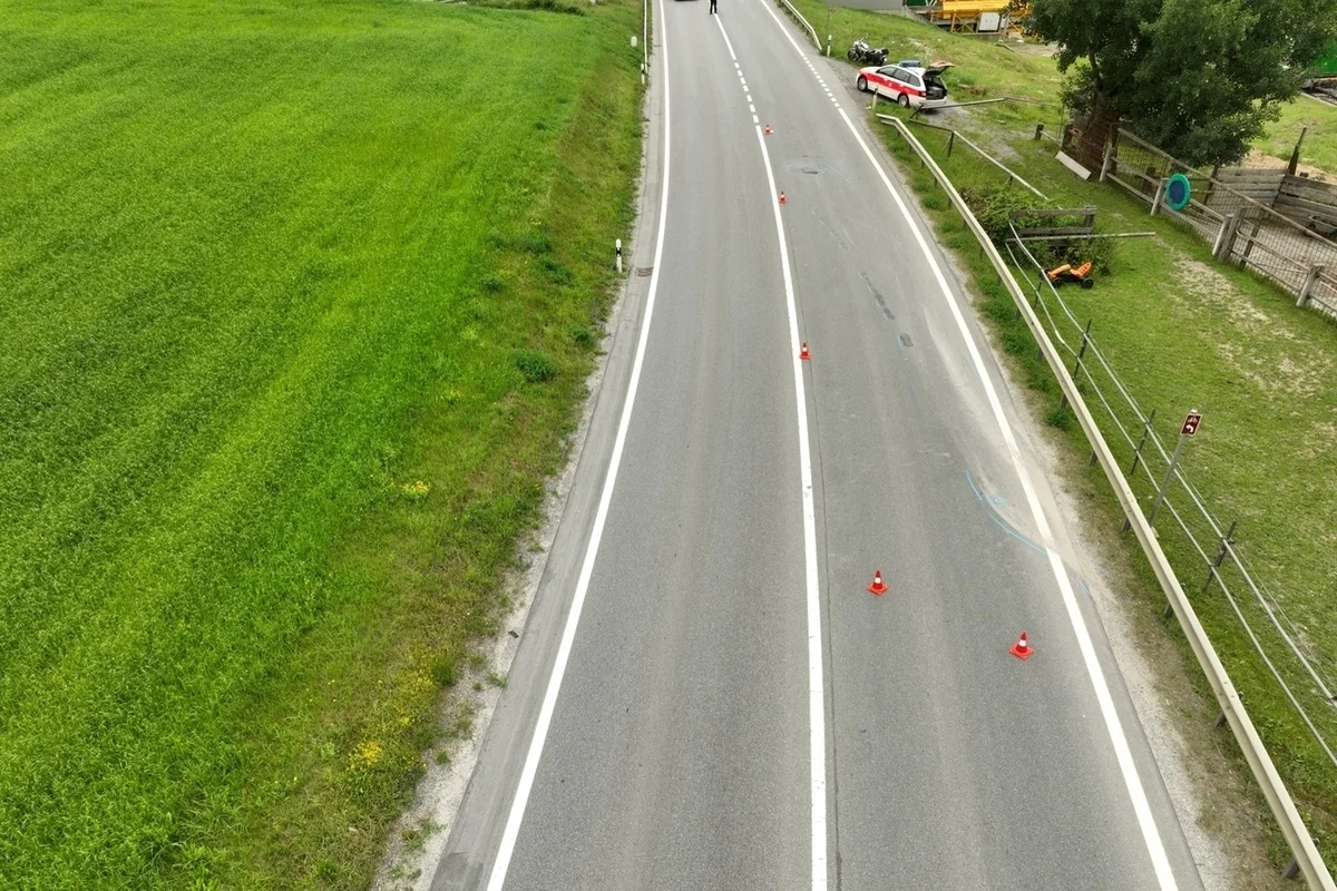Schnaus GR - Motorradfahrer kollidiert mit Leitschranke