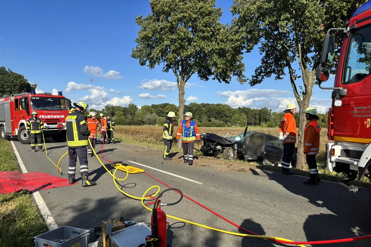 Lüchow-Dannenberg NI – Pkw kollidiert mit Baum bei Unfall