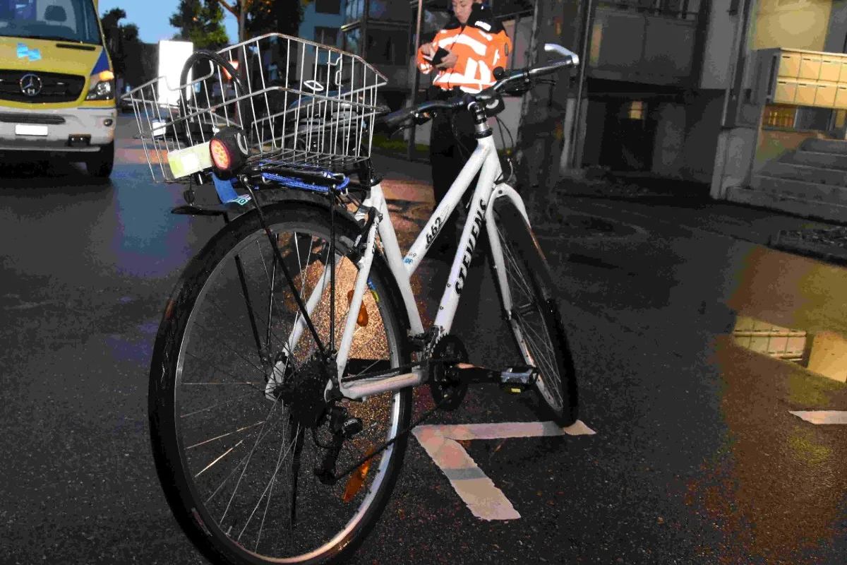 Gossau SG - Frau ohne Helm stürzt von Velo und verletzt sich unbestimmten Grades