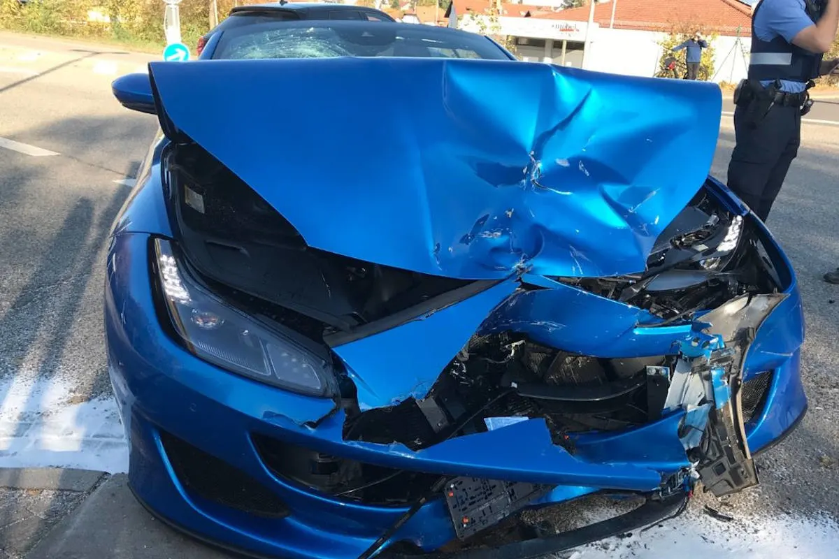 Schwerer Unfall bei Mehlingen – Kollision mit einem Verletzten und erheblichem Sachschaden