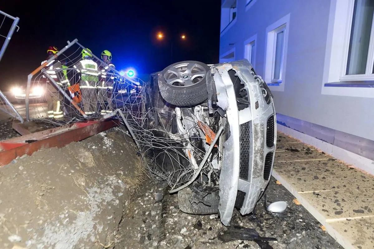 Rankweil – Mit BMW in Baustelle gelandet