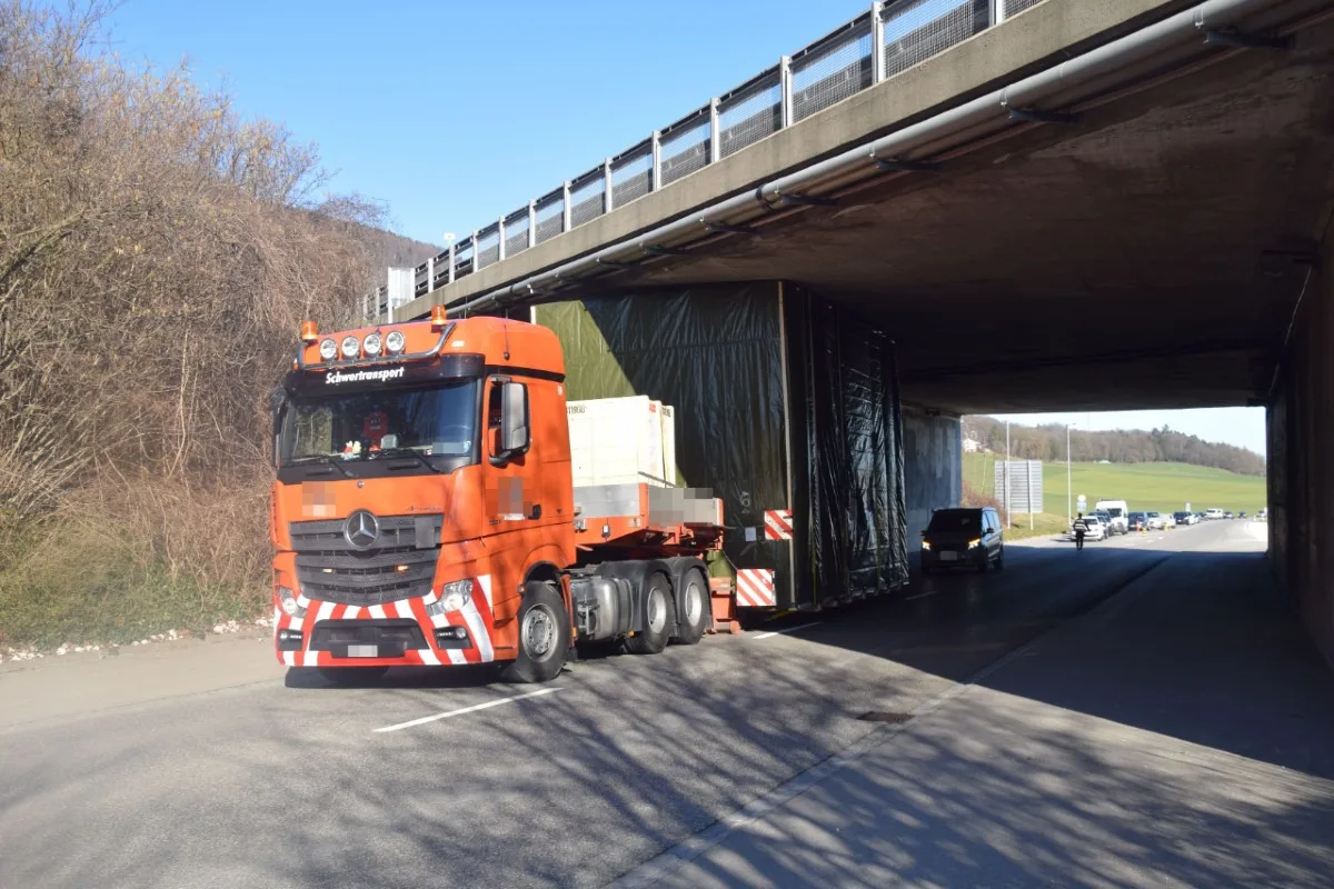 Egerkingen SO - Ausnahmetransporter steckt unter Brücke fest