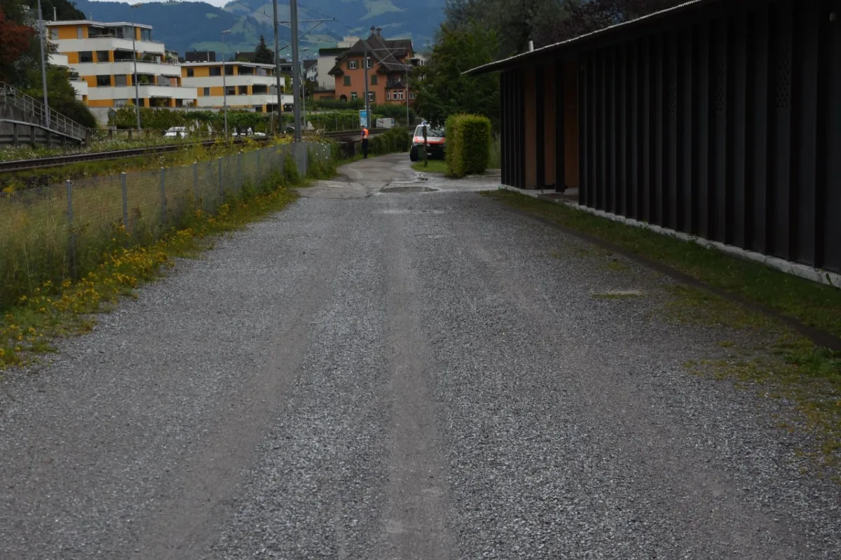 Tragödie in Schmerikon SG - Schwerverletzte Frau neben Velo aufgefunden - später verstarb sie im Spital