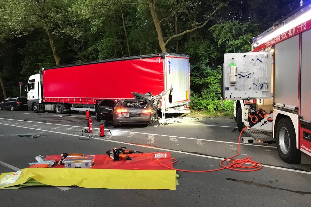 Bochum – Verkehrsunfall mit eingeklemmter Person