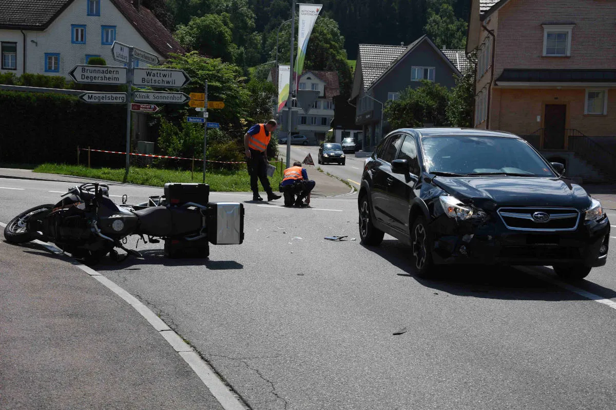 Ganterschwil SG – Kollision zwischen Auto und Motorrad