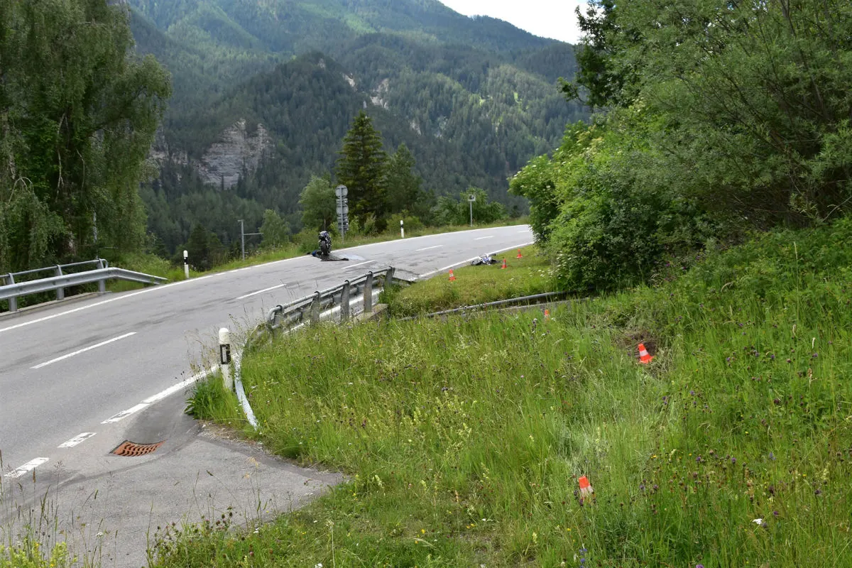 Alvaneu Bad GR - Motorradfahrer überspringt Bach