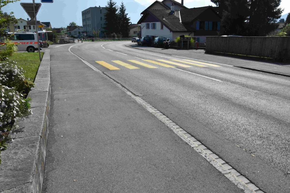 Unfall in Gams SG - Motorradfahrer übersieht Fussgängerin mit Hund auf dem Zebrastreifen 