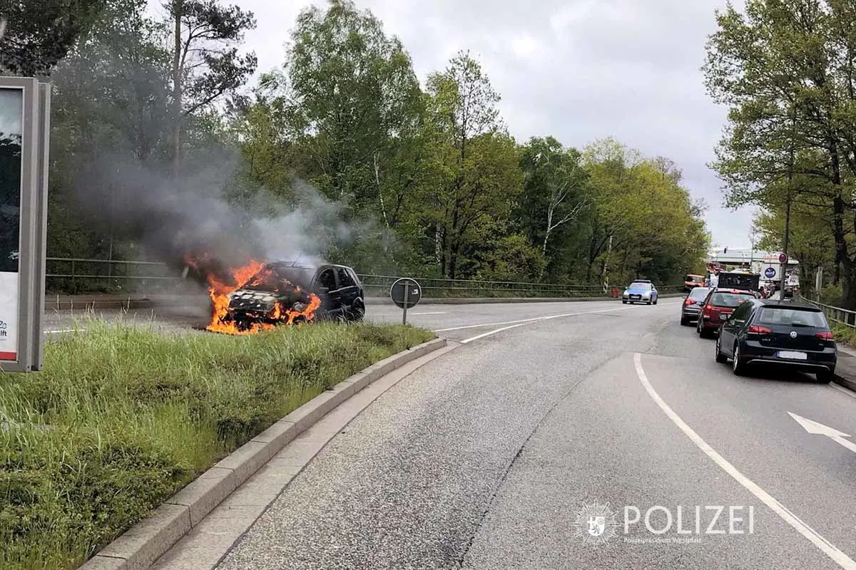 Kaiserslautern - Auto fängt während der Fahrt Feuer