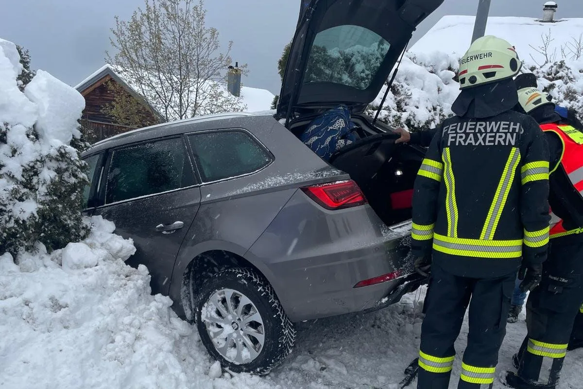 Unfall in Fraxern – Pkw stürzt Hang hinab