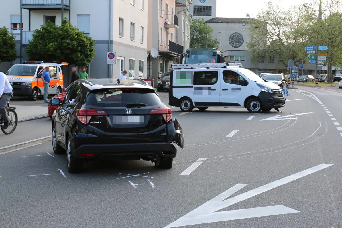 St.Gallen SG - Lieferwagen und Personenwagen kollidieren auf der Zürcher Strasse