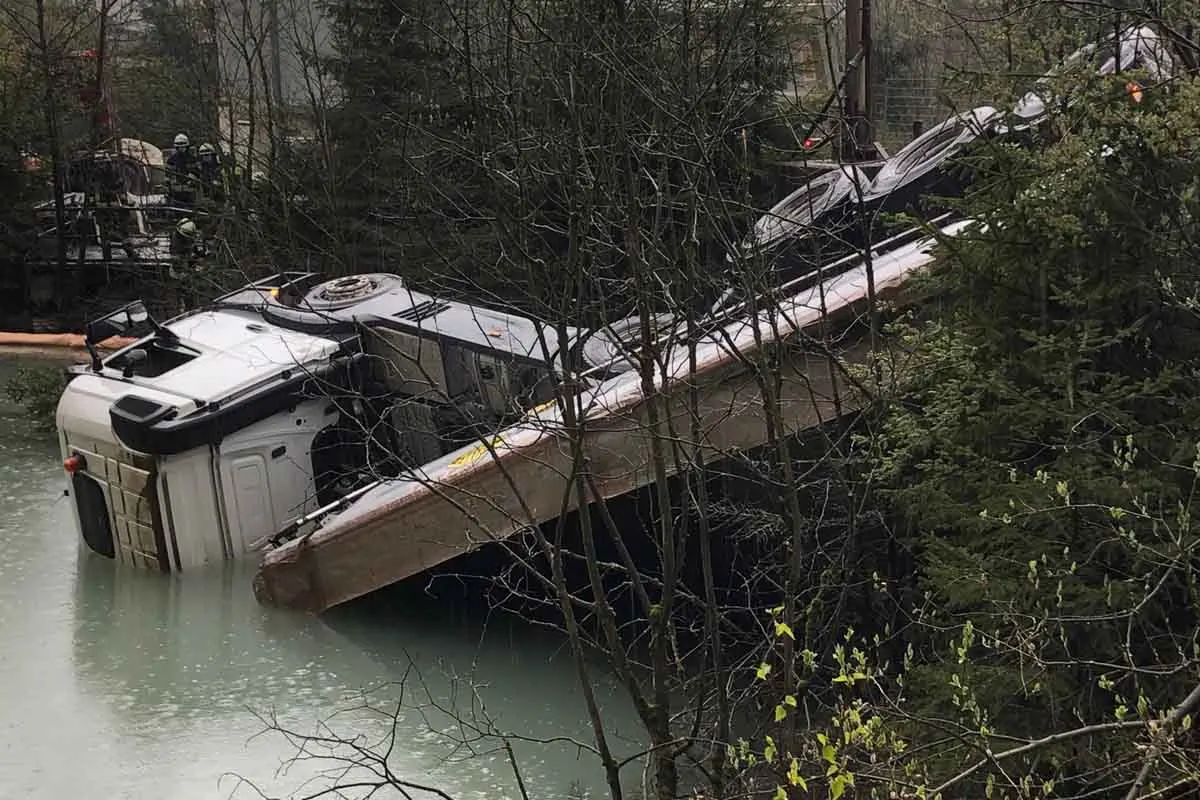 Gummersbach - Sattelzugmaschine rutscht in Wasserbecken