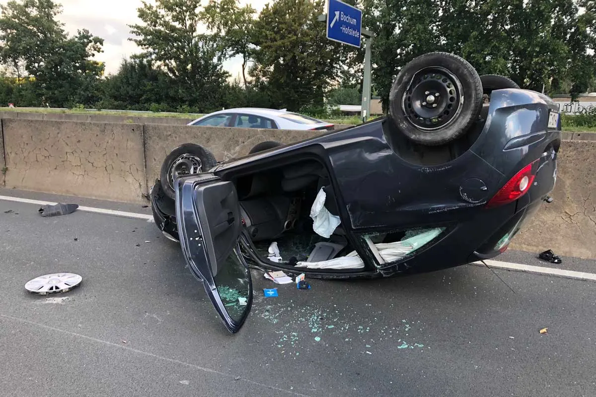 Bochum - PKW überschlägt sich auf der Autobahn