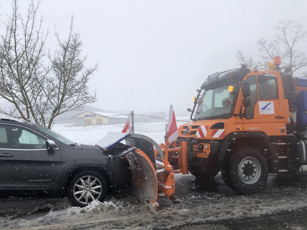 Vulkaneifelkreis – Wintereinbruch und Schneefall führt zu liegen gebliebenen Fahrzeugen und Unfällen