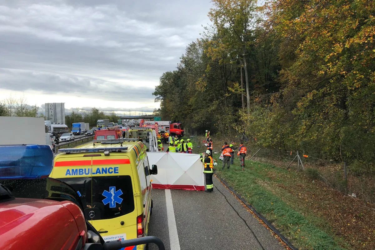 Autobahn A1 bei Deitingen SO - Bei Selbstunfall mit Kleinbus werden vier Personen verletzt 