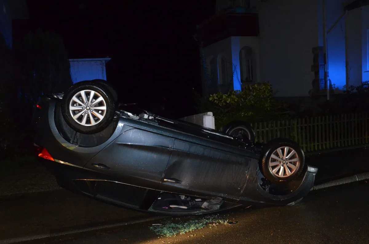 Herford – Seat überschlägt sich – 71-jährige Fahrerin verletzt