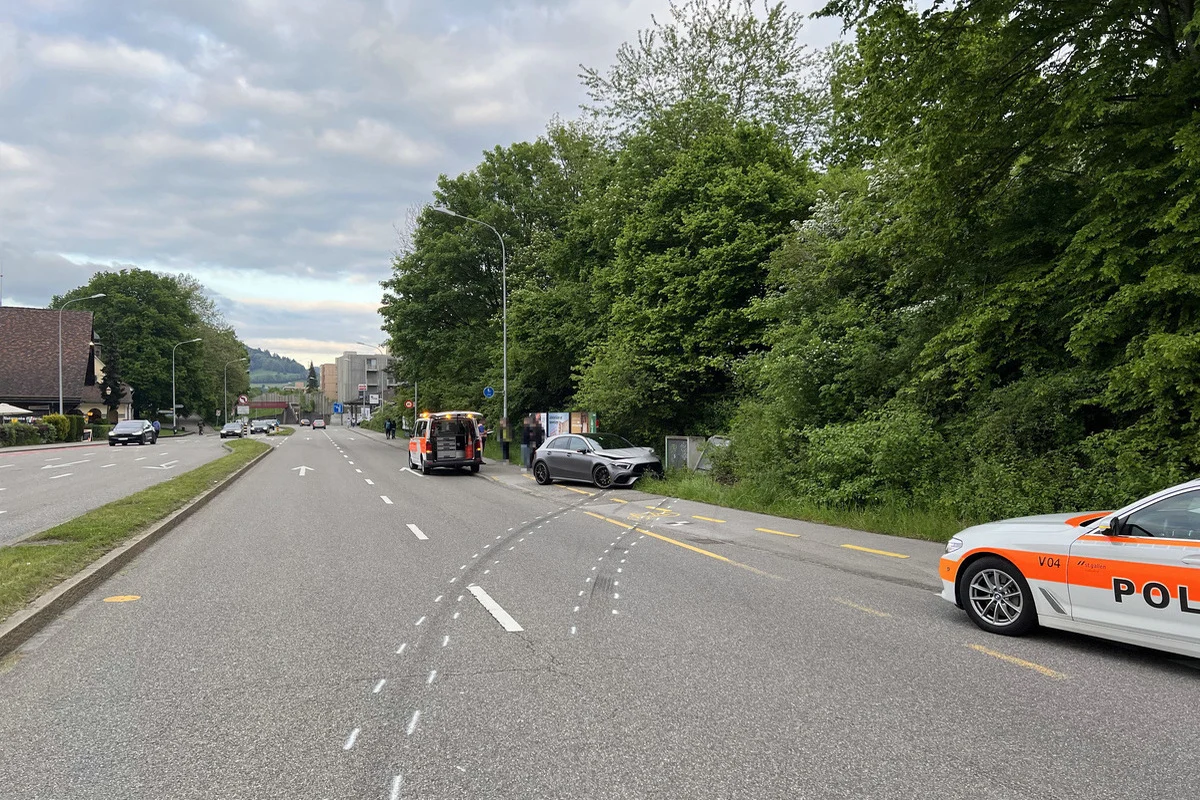 St.Gallen - Auto gerät bei Unfall auf Trottoir