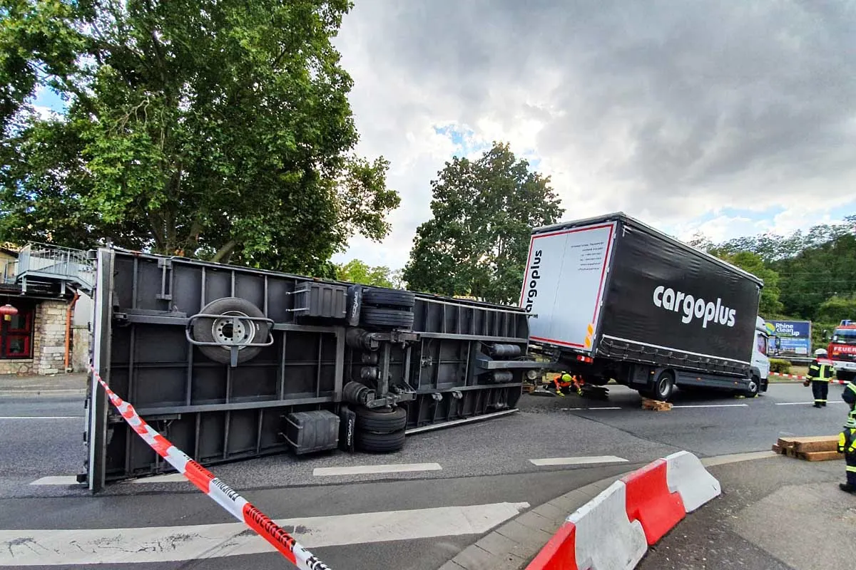 Nierstein - Umgekippter Anhänger sorgt für größeren Verkehrsstau