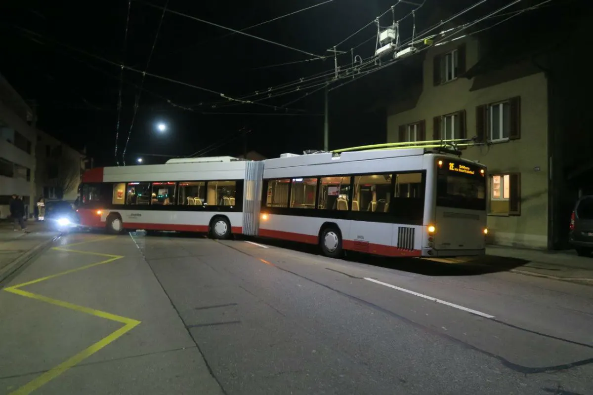 Winterthur ZH - Frontalkollision zwischen Stadtbus und Auto